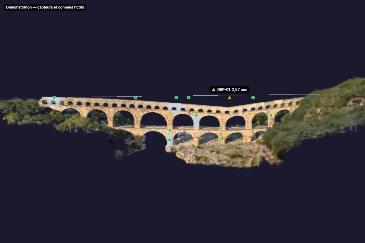 Снимок 3D-вьюера SensyTwin (интерфейс на французском языке): Pont du Gard анфас; его деформация при осадке, измеренной фиктивным датчиком перемещений DEP-01, увеличена в 5 000 раз и проходит ниже линии оси в состоянии покоя