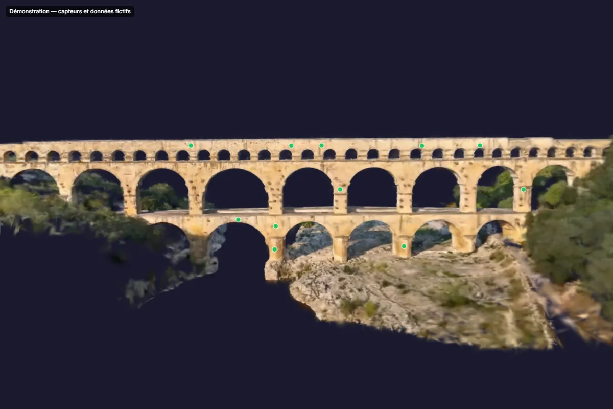 Снимок 3D-вьюера SensyTwin (интерфейс на французском языке): Pont du Gard, реконструированный методом Gaussian Splatting, вид анфас, с маркерами фиктивных датчиков